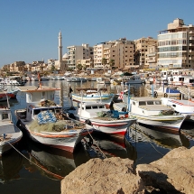 800px-Boats_on_Tartus_boat_harbor